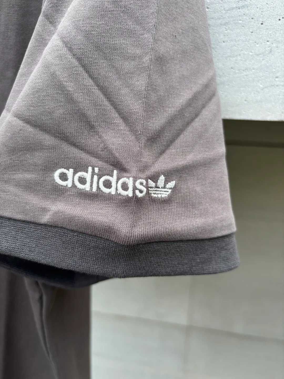 𝟬𝟱𝟰𝟰#Exclusive real shot/difference between various stolen pictures and online version on the market [𝗮𝗱𝗶𝗱𝗮𝘀Adidas Clover & Wang Hexi Same Style Contrast Retro T-shirt] ✅This Retro contrast T-shirt directly brings out the American Retro feel. Classic round neck contrast hemming design, white and red Dark Gray is available in two colors, no matter the skin color or body shape, the same style for men and women can be easily chosen as a couple's style! . ✅ Original mold opening, pure original/tag washed wheat ribbon individually coded/full set of 1:1 customized accessories ➕Customized three-label ➕𝗬𝘂𝗮𝗻 version of the tag ➕𝗹𝗼𝗴𝗼 packaging bag🔥 ➕Scan the QR code to enter the official website. Complete with three labels! Perfect Quality! Highly recommended! ✅Top version, ins Xiaohongshu Kuaishou = lots of bloggers’ outfits. ✅Adi’s absolute Hot Sale star Same Style details are online, feel free to compare! The iconic Adidas logo embellishes the chest, highlighting the brand's charm. Fixed color and classic three-bar stripes, classic will never go out of style! Versatile is not picky, the original model is perfect for the upper body, so buy it with your eyes closed! ✅Easily adaptable to various sports or daily leisure scenes. Whether you are running for fitness or hanging out on the street, it can keep you full of energy without losing the sense of fashion. ✅Complete sizes to meet the needs of different body shapes! Color;Dark Gray Size S-XXL
